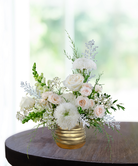 Elegant New Year flower arrangement with white roses, chrysanthemums, baby’s breath, and snapdragons in a golden vase