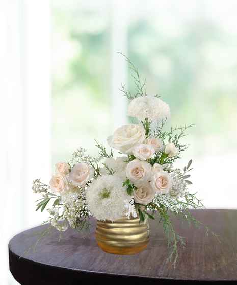 Elegant New Year flower arrangement with white roses, chrysanthemums, baby’s breath, and snapdragons in a golden vase